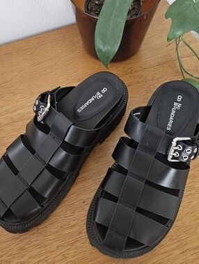 vegan black chunky fisherman slide sandals 90s y2k grunge goth indie urban mule